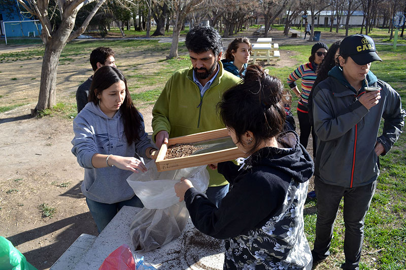 EL TALLER DE HUERTA AGROECOLÓGICA COMENZÓ SU PRÁCTICA EN TERRENO